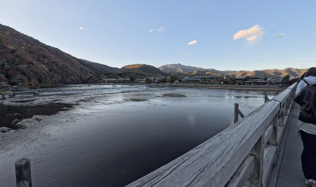 渡月橋から見る桂川沿いの風景