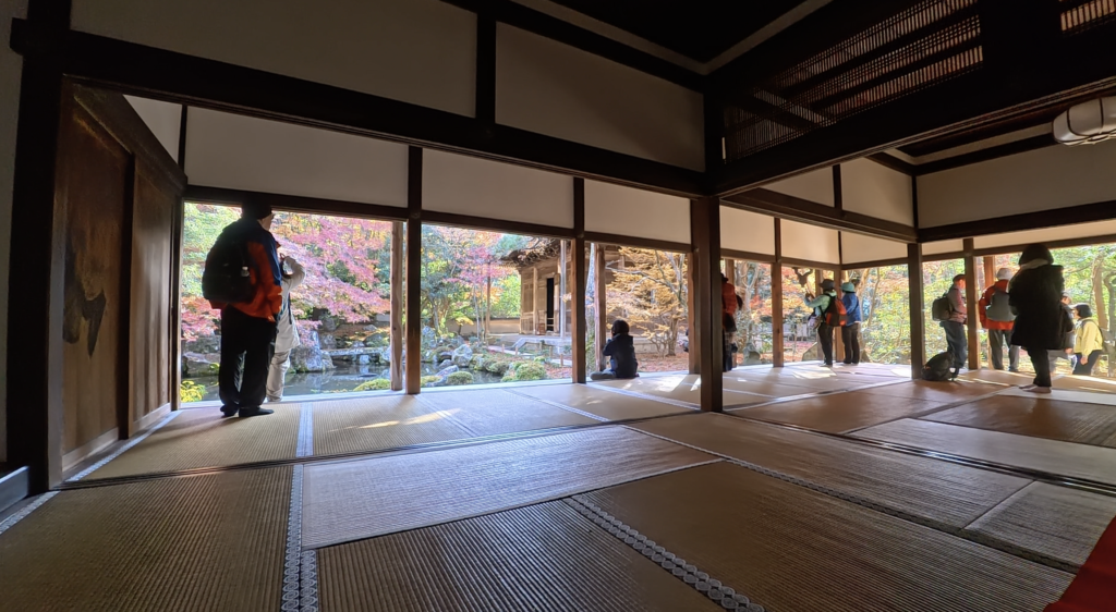 開門直後の人が少ない蓮華寺の紅葉の庭園
