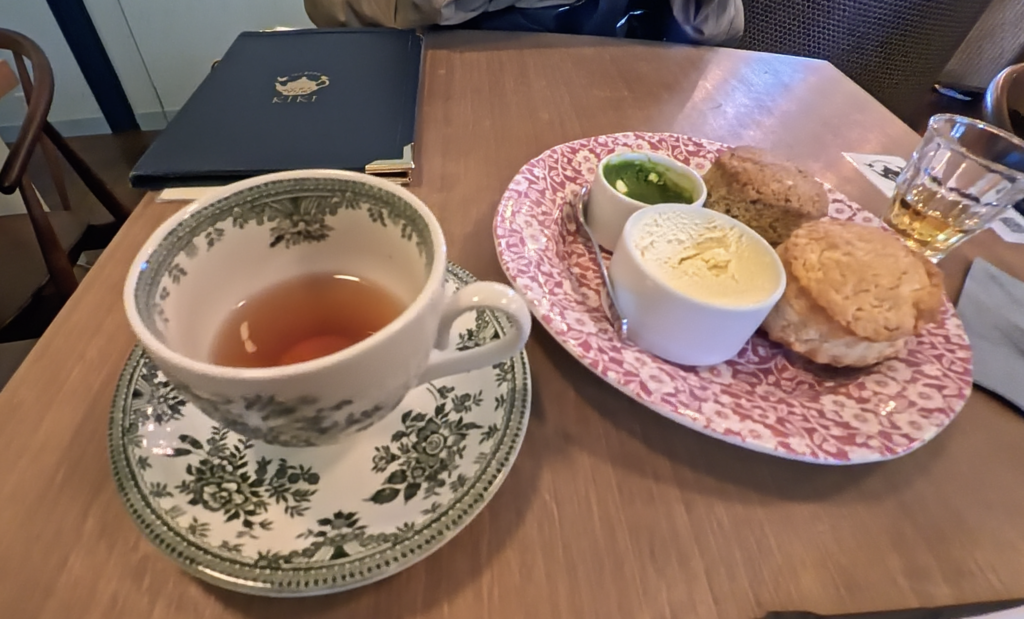 TEA ROOM KIKI嵐山店の英国式クリームティとスコーンのセット