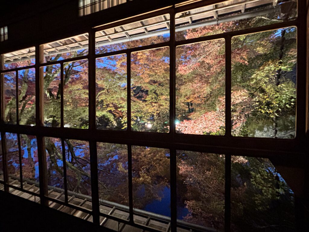 宝厳院の書院での大きい鏡に映る紅葉のライトアップ
