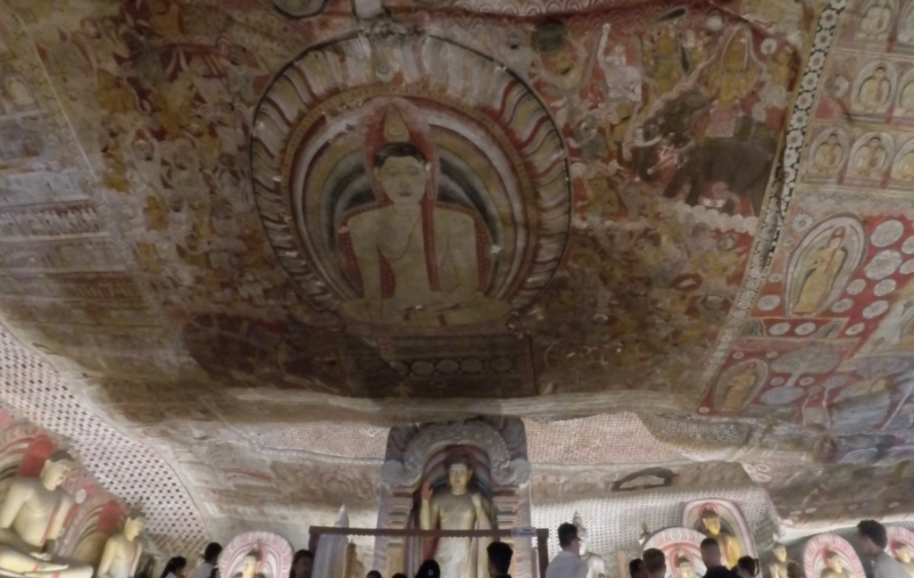 ダンブラ石窟寺院の洞窟内に並ぶ仏像と天井画
