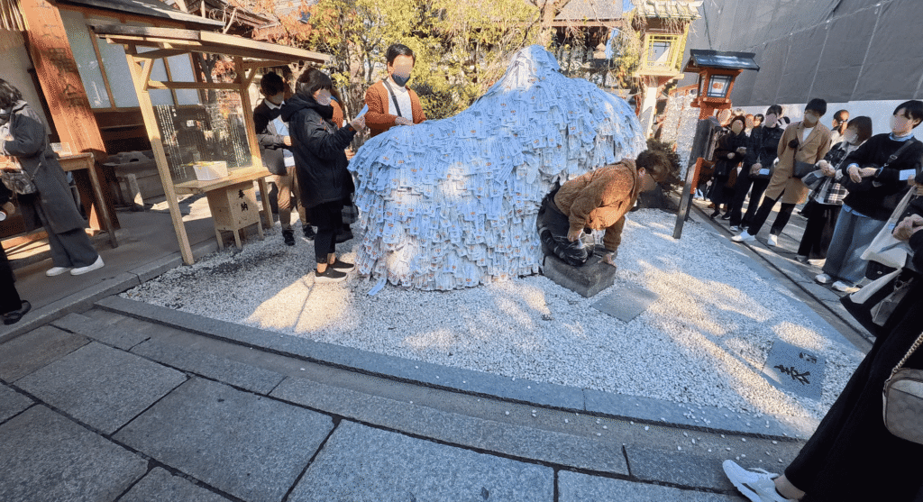 安井金比羅宮の碑をくぐる人