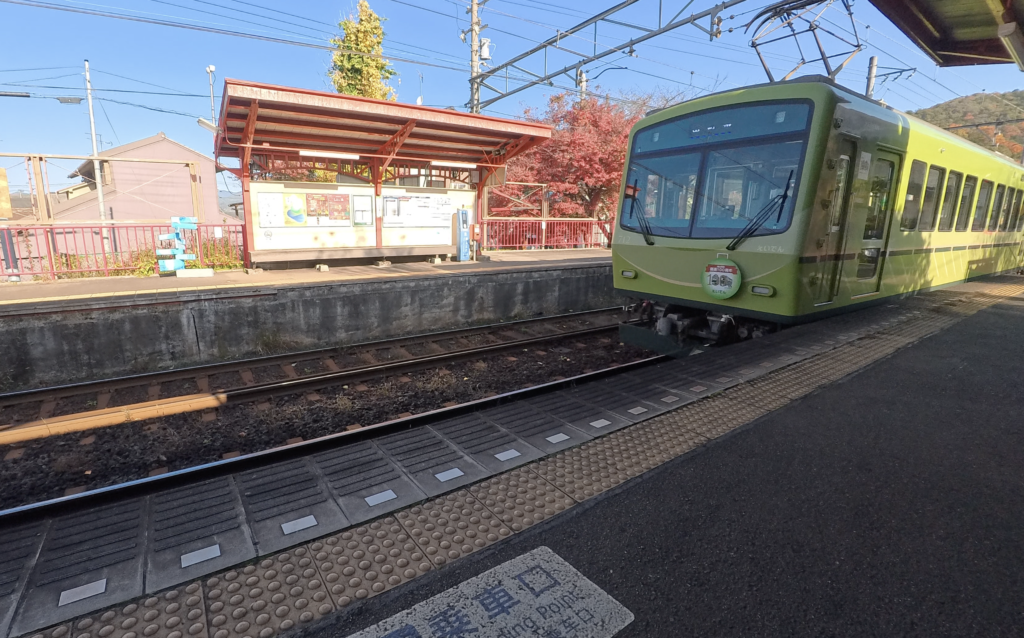 紅葉の季節の叡山電鉄の車両