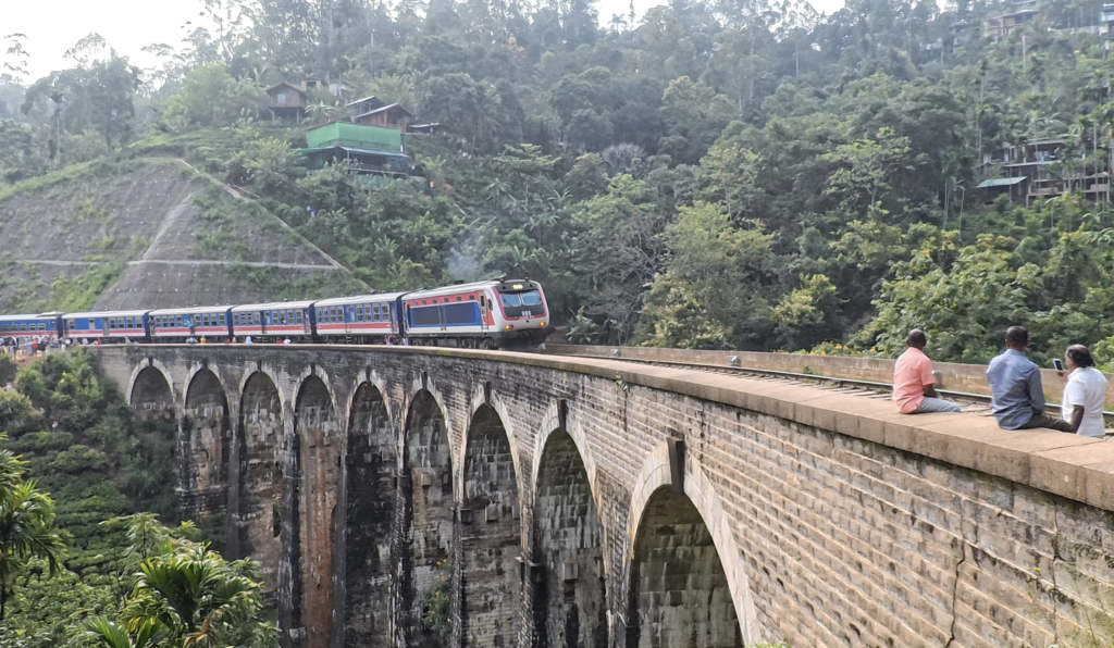 ナインアーチブリッジを走る列車