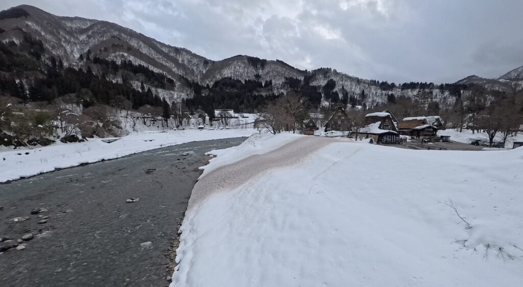 白川郷入り口の橋から