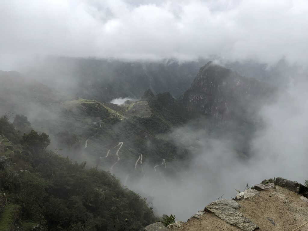 インティプンクへの山道から遺跡を見下ろす