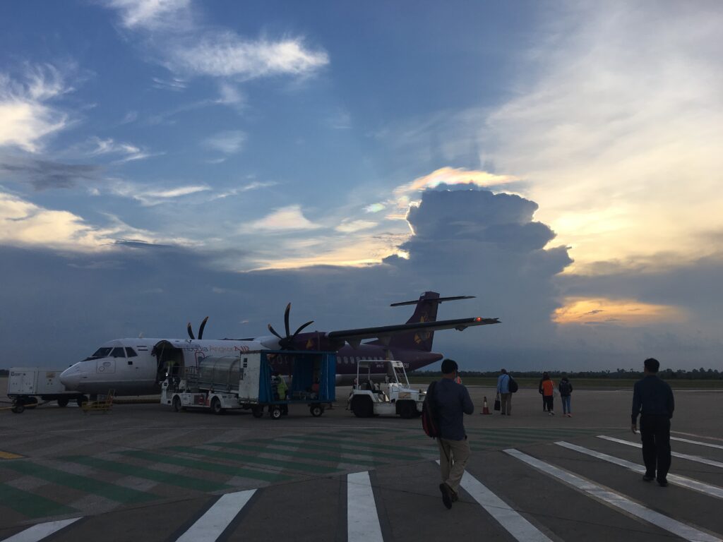 シェムリアップの空港で見た虹色の彩雲