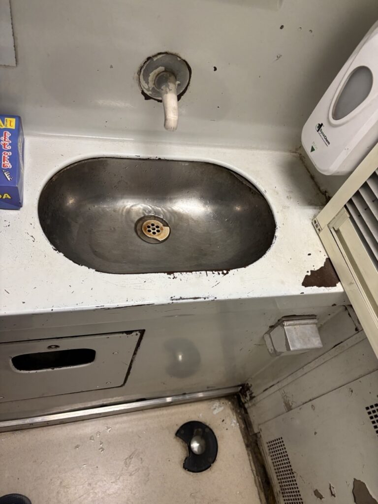 寝台列車の共用トイレの洗面台