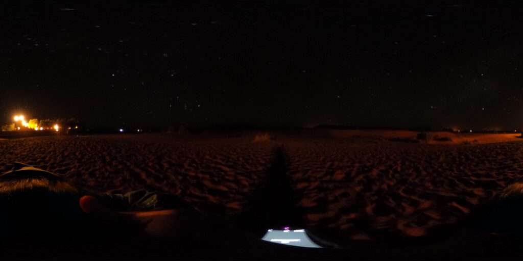 360度カメラで砂漠に座って撮影