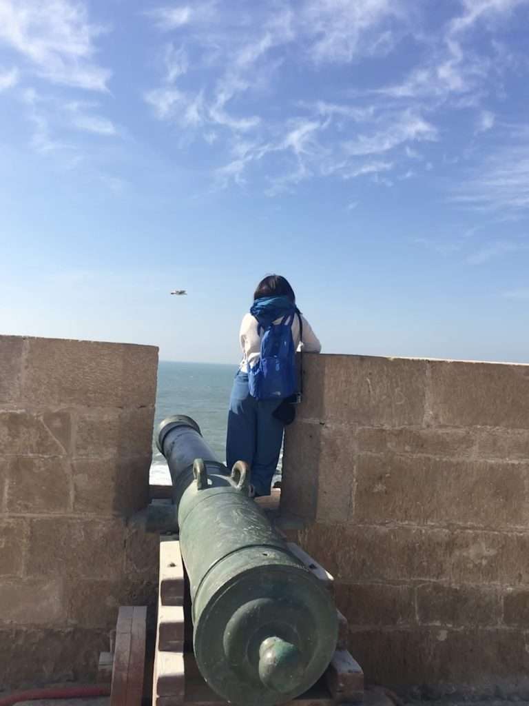 エッサウィラの大砲から大西洋を眺める