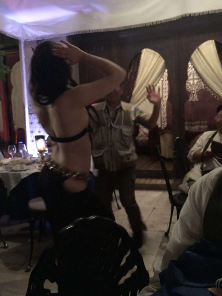 女性ダンサーと一緒に踊るツアー参加者