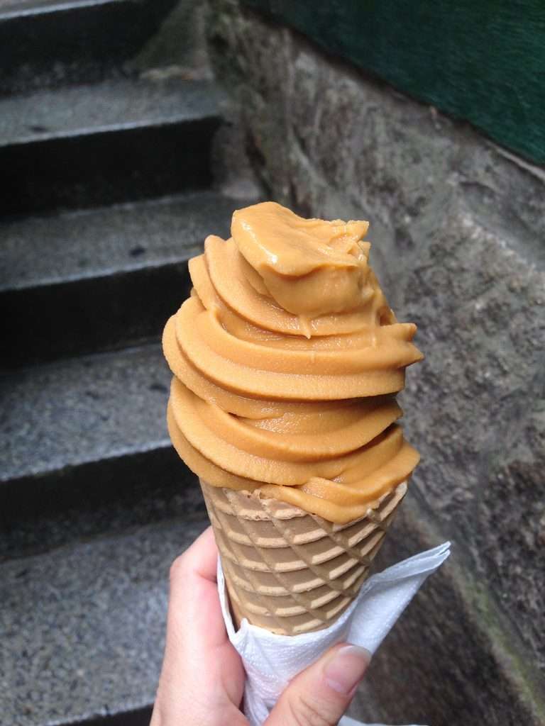 モンサンミッシェル参道で食べたアイスクリーム