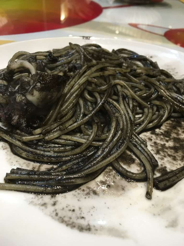 ヴェネツィアの昼食で食べたイカ墨パスタ
