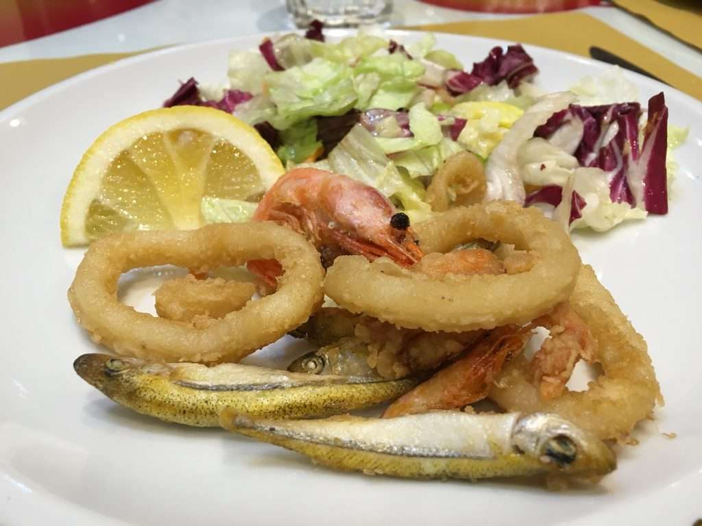 ヴェネツィア名物の魚介のフリット